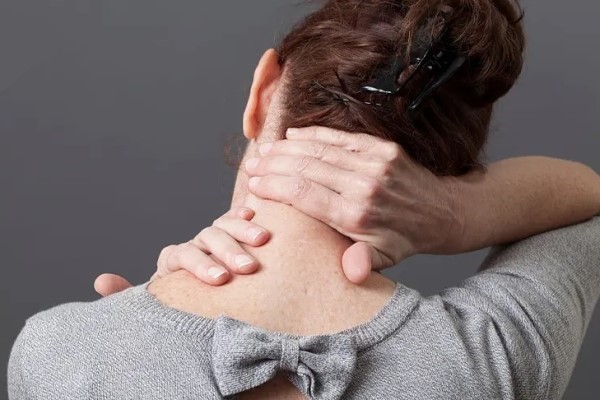 درمان سردرد با ماساژ ماهیچه‌های گردن