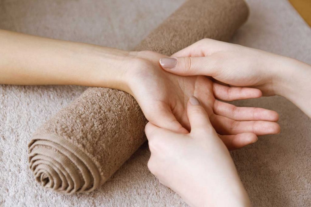 آموزش ماساژ دست با 2 روش کاربردی و آسان