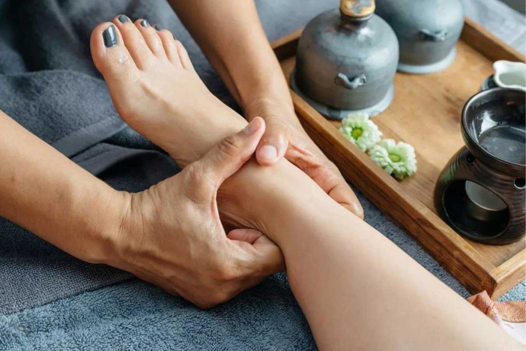 12 تکنیک کاربردی آموزش ماساژ پا برای رفع خستگی