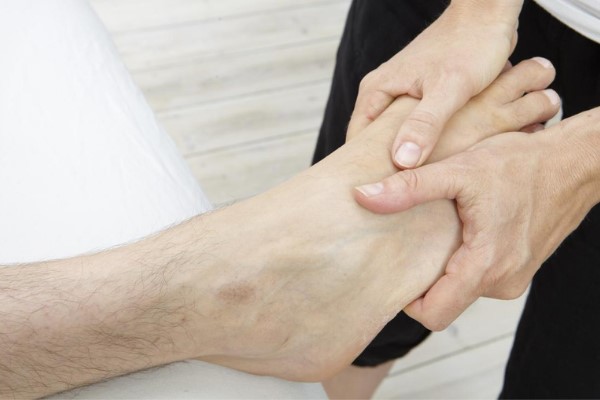 نقاط فشار در آموزش ماساژ پا برای رفع خستگی با ضربات پایانی