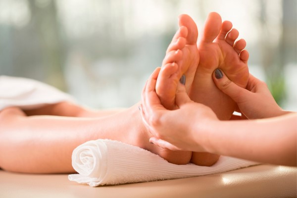 آموزش ماساژ کف پا برای درمان یبوست