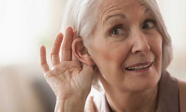 کم شنوایی چیست و چگونه به وجود می‌آید؟