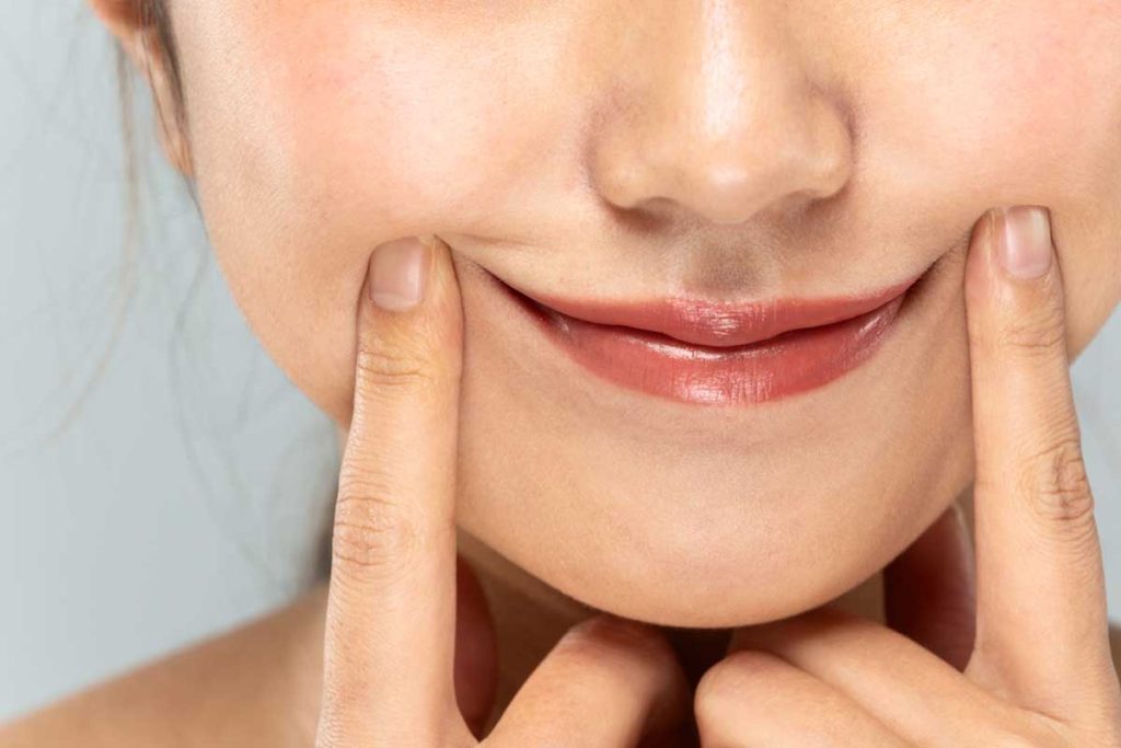 8 تمرین ماساژ صورت برای رفع خط خنده