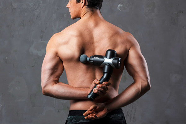 استفاده از ماساژور تفنگی برای عضلات