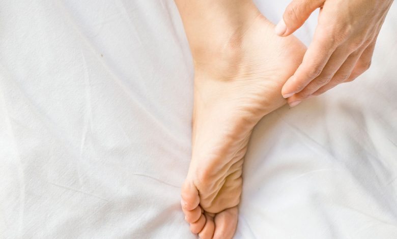 از بین بردن پوست مرده کف پا با 6 روش خانگی و کاربردی
