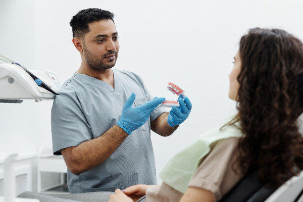 تفاوت متخصص ایمپلنت و دندانپزشکی در چیست؟