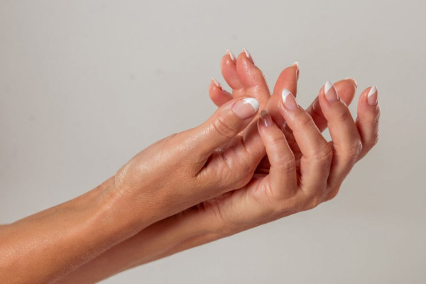 جوانسازی پوست دست چیست؟