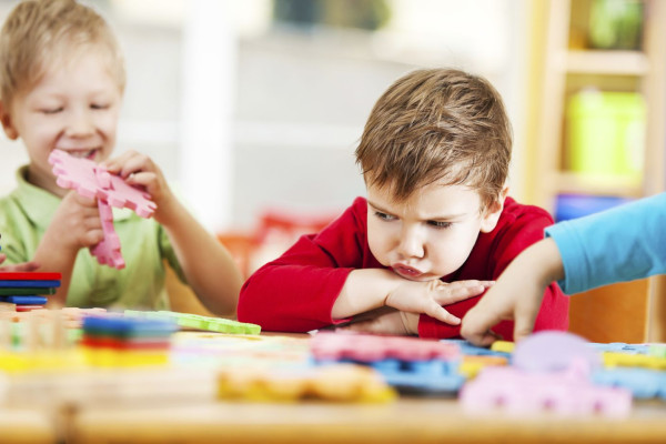علائم اوتیسم در کودک دو ساله