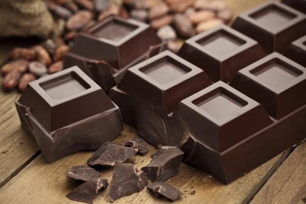 شکلات تلخ یکی از انواع میان وعده های رژیمی است 