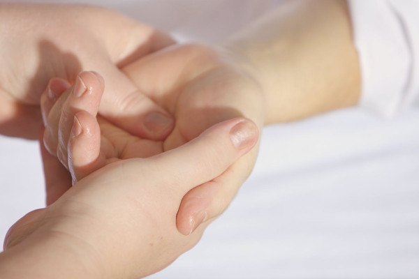 معرفی روش های درمان برای جلوگیری از تعریق کف دست